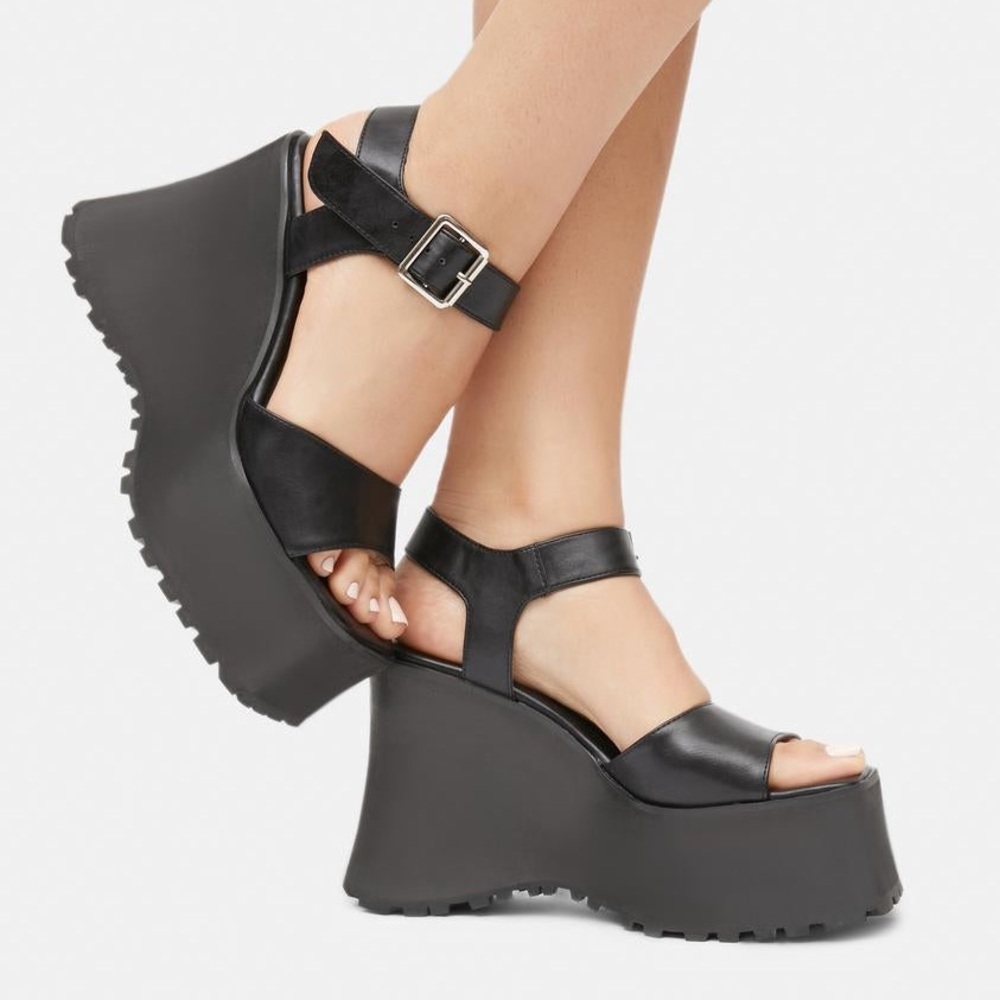 delias chunky platform buckle sandals 🧚🏼‍♀️